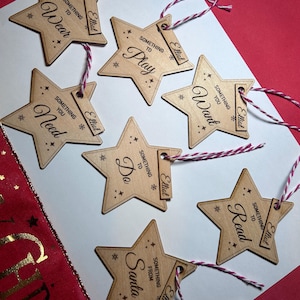 ÉTIQUETTES CADEAUX DE NOL en bois personnalisées. Quelque chose à faire, à porter, à jouer, à lire, à manger. Quelque chose que vous voulez, besoin. Du Père Noël. Étoile gravée au laser