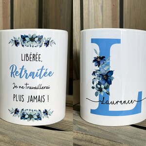 Peut inclure: Deux tasses en céramique blanche avec des motifs floraux bleus. Une tasse porte le texte "LIBÉRÉE, Retraitée Je ne travaillerai PLUS JAMAIS!" et l'autre tasse porte la lettre "L" avec le nom "Laurence" écrit en dessous.