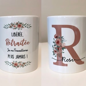 Peut inclure: Mug en céramique blanche avec un motif floral et le texte "LIBÉRÉE, Retraitée Je ne travaillerai PLUS JAMAIS!" d'un côté et un "R" rose avec un motif floral et le texte "Rose" de l'autre côté.