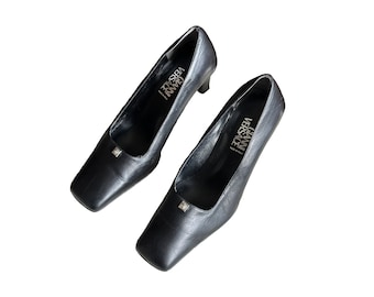 GIANNI VERSACE Medusa Head Zapatos de mujer de cuero negro Bombas Tacones Vintage 1990s Hecho en Italia Tamaño EU 35