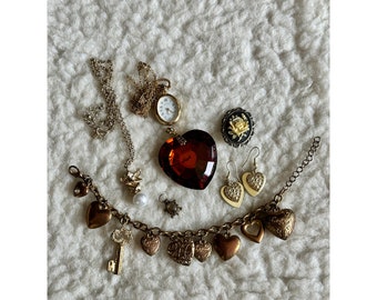 Conjunto de joyería romántica, colgante de pendientes de pulsera de corazón en tonos dorados, colgante de ángel, collar de reloj Mount Royal, colgante de tortuga Arts&Crafts