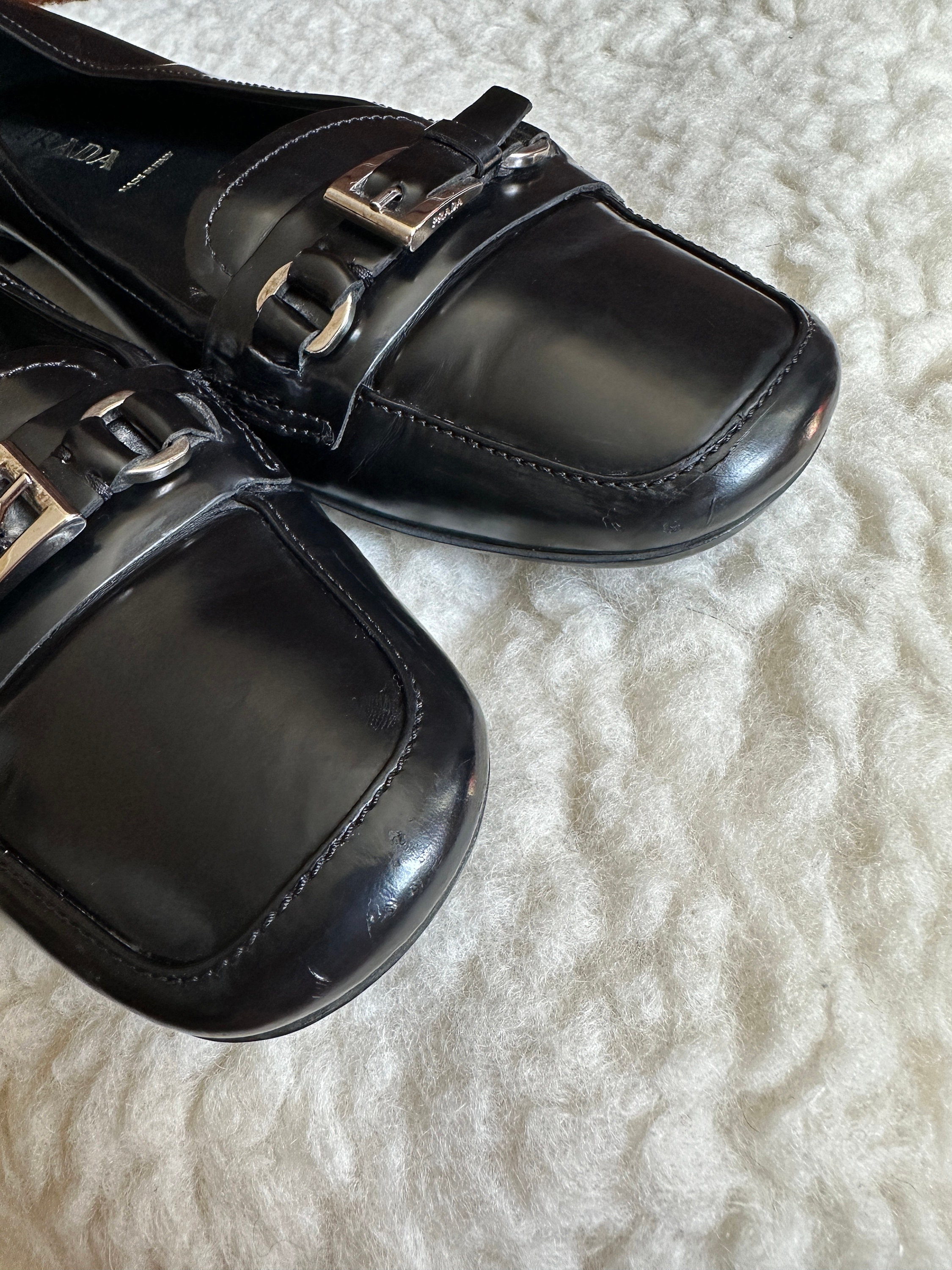 靴 PRADA SPORT Buckle Leather Loafer PRADA Sport Vintage Heels Buckle Linea Rossa Rubber Sole