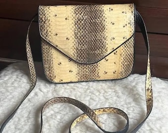 SÄLLSYNT Ormskinnsväska i Python-läder med vintagemotiv, Axelremsväska, Exotiska läderväskor, Elegant handväska, Ormskinnsväska