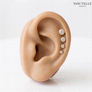 Pendiente pequeño de circonita cúbica para cartílago, pendientes planos, piercing de hélice de acero quirúrgico, joyería delicada para concha y tragus