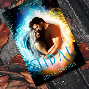 Puede incluir: Portada del libro "Tidal" de Sofia Simpson, parte de "An Elemental Series". La portada presenta una pareja abrazándose, rodeada de luz etérea azul y amarilla. El título está en letras azules grandes y estilizadas.