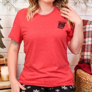 Puede incluir: Una camiseta roja con una ilustraci&oacute;n en blanco y negro de una m&aacute;quina de escribir vintage en el pecho izquierdo.