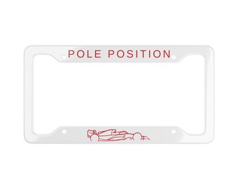 Op de afbeelding: Witte kunststof kentekenhouder met de tekst "POLE POSITION" in rode letters. Onderaan de houder staat een rode omtrek van een raceauto.