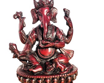 Puede incluir: Estatua en tonos rojos de la deidad hindú Ganesha, sentado con múltiples brazos y cabeza de elefante. La estatua presenta detalles intrincados, incluyendo una corona y joyería ornamentada. Se encuentra sobre una base decorativa.