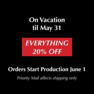 Puede incluir: Fondo negro con texto blanco. El texto anuncia que una tienda est&aacute; "De vacaciones" hasta el 31 de mayo. Un rect&aacute;ngulo rojo indica "TODO 20% DE DESCUENTO". Tambi&eacute;n se muestra el texto "Los pedidos comienzan la producci&oacute;n el 1 de junio".