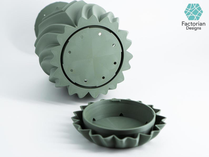 K&ouml;nnte beinhalten: Salbeigr&uuml;ner, 3D-gedruckter Pflanztopf mit einem einzigartigen Spiraldesign. Der Pflanztopf hat einen kreisf&ouml;rmigen Boden mit Abzugsl&ouml;chern und einen passenden Einsatz. Das Design enth&auml;lt das Logo "Factorian Designs".