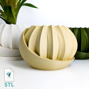 Könnte beinhalten: Drei 3D-gedruckte Pflanzgefäße mit einem einzigartigen gerippten Design. Die Pflanzgefäße sind in Weiß, Beige und Grün.