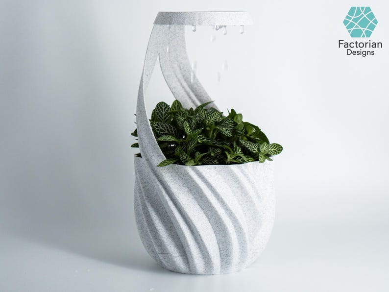 K&ouml;nnte beinhalten: Ein moderner, grauer Pflanztopf mit einem einzigartigen, geschwungenen Design, gef&uuml;llt mit &uuml;ppigen gr&uuml;nen Pflanzen. Der Pflanztopf hat ein strukturiertes, wirbelndes Muster und eine griffartige Struktur. Design von Factorian Designs.