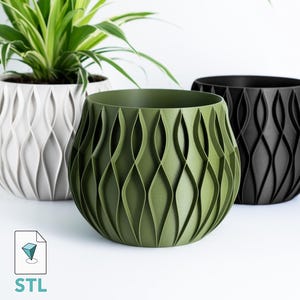 Puede incluir: Tres macetas impresas en 3D con un patrón geométrico. Las macetas son blancas, verdes y negras.