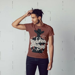 Ride 'Em Cowboy Tee LGBTQIA+ とカントリーミュージックファンのための、クィアオーナーのビヨンセのカウボーイ・カーター風ソフトコットンウエスタンシャツ