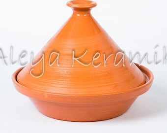 Tajine, Tagine, nordafrikanische Küche, Tonpfanne, Keramikpfanne, Fleischgerichte, Gemüsegerichte, gesundes Kochen, traditionelle Küche.