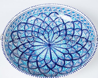 Handgefertigte flache Ton-Schale aus Tunesien:Diese flache Schale ist ideal für die Verwendung als Dekoration oder Serviergeschirr.