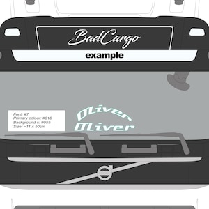 Può includere: Illustrazione in bianco e nero della parte anteriore di un camion. Il testo "Bad Cargo" ed "example" sono visualizzati in alto. Il testo "Oliver" è sul parabrezza. Viene visualizzato anche il testo "Font: #7, Primary colour: #010, Background c: #055, Size: -11 x 50cm".