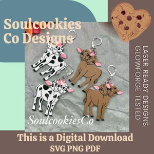 Peut inclure: Quatre porte-clés en forme de vache en noir et blanc et marron avec des accents roses. Les porte-clés sont attachés à des anneaux argentés. L'image comprend également un biscuit en forme de cœur et le texte "Soulcookies Co Designs" et "This is a Digital Download SVG PNG PDF."