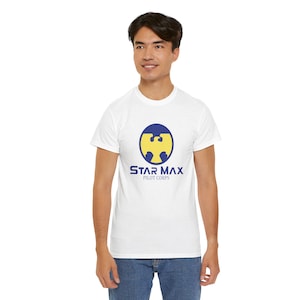 Könnte beinhalten: Weißes T-Shirt mit einem blauen und gelben Logo, auf dem "Star Max Pilot Corps" steht.