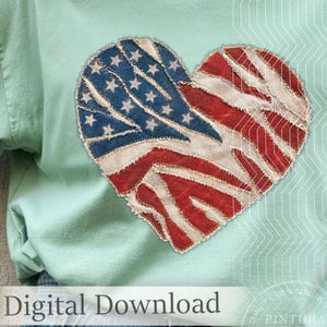 Może przedstawiać: Jasnozielony t-shirt z dużą grafiką w kształcie serca z przodu. Wzór serca zawiera stylizowany motyw flagi amerykańskiej z niebieską sekcją z białymi gwiazdami po lewej stronie oraz czerwonymi i białymi pasami po prawej stronie.