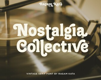Op de afbeelding: Een vintage-stijl lettertype genaamd "Nostalgia Collective" van Ragam Kata, weergegeven op een draaitafel.