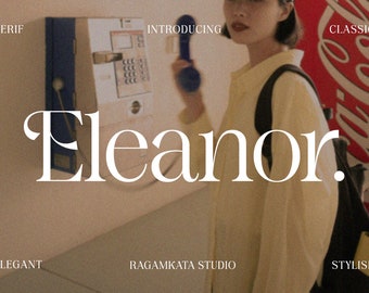 Op de afbeelding: Een wit serif-lettertype genaamd "Eleanor" met de woorden "Introducing", "Serif", "Elegant", "Ragamikata Studio", "Classic", "Stylish" en een rood Coca-Cola-bord op de achtergrond.