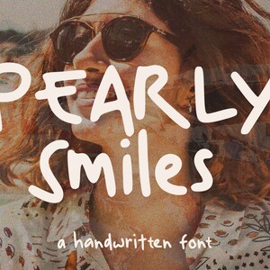 Pode incluir: Uma mulher com cabelo castanho comprido usando óculos de sol sorri. O texto "PEARLY Smiles" é escrito em branco com uma fonte manuscrita. O texto "a handwritten font" também é escrito em branco abaixo do texto principal. O texto "May 2023" é escrito em branco no canto inferior direito da imagem.