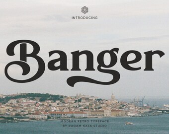 Op de afbeelding: Een retro-stijl lettertype genaamd "Banger" wordt weergegeven tegen een wazige achtergrond van een stadsbeeld en water. De tekst "Introducing" verschijnt boven de lettertype naam, en de tekst "Modern Retro Typeface by Ragam Kata Studio" verschijnt onder de lettertype naam.