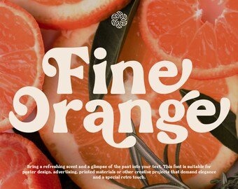 Op de afbeelding: Een retro lettertypeontwerp genaamd "Fine Orange" met een vintage uitstraling. Het lettertype wordt weergegeven tegen een achtergrond van sinaasappelschijfjes en groene bladeren.