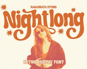 Op de afbeelding: Een retro display-lettertype genaamd "Nightlong" in oranje met een gestileerd stervormig ontwerp. Het lettertype wordt weergegeven op een witte achtergrond met een vrouw die een zonnebril en een leren jack draagt.