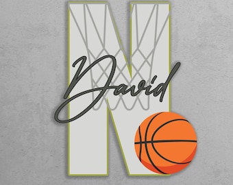 Könnte beinhalten: Ein weißer Buchstabe N mit einem Basketballkorb-Design und dem Namen "David" in Kursivschrift. Ein Basketball befindet sich neben dem Buchstaben.