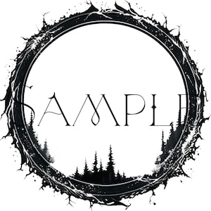 Puede incluir: Diseño gráfico en blanco y negro con un marco circular y una escena de bosque estilizada. La palabra "SAMPLE" está centrada en el marco.