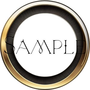 Puede incluir: Un marco circular dorado y negro con la palabra "SAMPLE" en el centro.