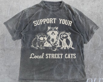 Sostieni la maglietta retrò dei tuoi gatti di strada locali, maglietta grafica divertente Trash Pandal, camicia di procione, maglietta unisex bavaglio di opossum vintage, maglietta di ratto