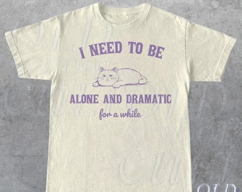 Brauchen Sie eine Weile allein und dramatisch zu sein Retro T-Shirt, lustiges Katzen-T-Shirt, sarkastisches Sprüche Shirt, Vintage 90er Jahre Gag-Shirt, Meme Unisex T-Shirt