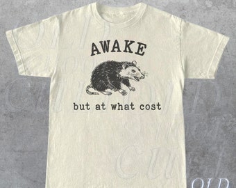 T-shirt rétro éveillé mais à quel prix, T-shirt drôle d'opossum, chemise énonciations sarcastiques, chemise bâillon vintage des années 90, rat drôle, t-shirt unisexe Meme