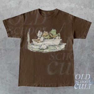 Frog 90s Vintage Graphic Shirt, Retro Toad Tee, Nature Shirt, 2000s Frog T-Shirt, Book Lovers Shirt, Vintage Unisex Oversize Cotton Tee Dark Chocolate