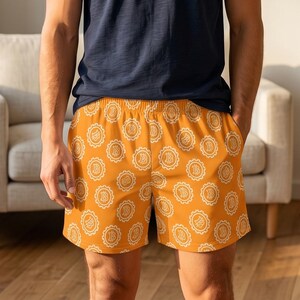 Peut inclure: Un t-shirt bleu marine et un short orange orné d'un motif circulaire blanc. Le short est de longueur genou. La tenue est décontractée et confortable. Le short mesure environ 40 cm de long.