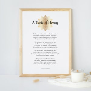 A Taste of Honey Wall Art, downloadbare print, inspirerende poëzie, artwork, romantiek en liefde, eigentijds, witte achtergrond-gouden accent,