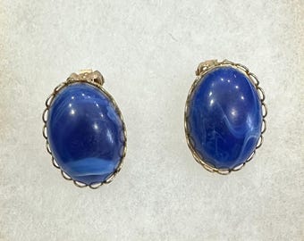 Pendientes de clip ovalados con cabujón de lucita azul y blanco con remolino vintage