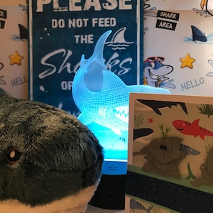 Cadeau requin dans une boîte Requin peluche peluche requin lumière veilleuse carte de voeux carte de Pâques carte d'anniversaire plaque en métal carte vierge