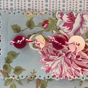 Floral Frühling handgemachte Grußkarten Blanko Notiz Alltagskarten Blumen blau rosa Knöpfe 3 dimensional