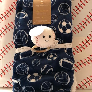 Babydecke Babyüberwurf Sportwurf Fleece Sherpa Wurfdecke Babyrassel Baseball Holzbeißring Handmade Grußkarte