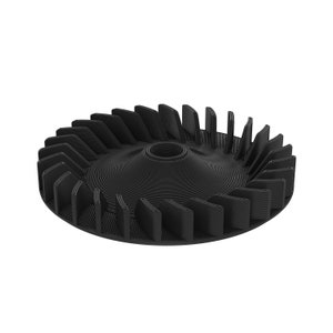 Puede incluir: Un ventilador de plástico negro con una base circular y múltiples aspas. El ventilador está diseñado para su uso en una impresora 3D.