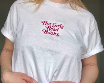 Heiße Mädchen lesen Bücher besticktes T-Shirt | Niedliches BookTok Reader T-Shirt | Lustiges Geschenk für Buchliebhaber