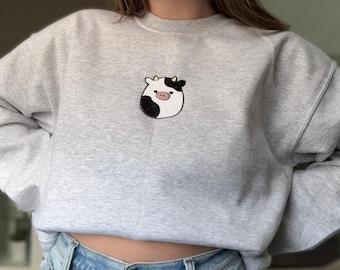 Geborduurd schattig koe-sweater met ronde hals | Squishmallow-shirt met gevlekte koe | Gezellig cadeau-idee