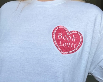 Camiseta con corazón bordado para amantes de los libros / Camiseta adorable con corazón para lectores / Regalo estético para lectores