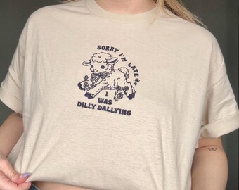 Tut mir leid, ich bin zu spät, ich was Dilly Dallying besticktes T-Shirt | Niedliches Lamm-Blumen-T-Shirt | Lustiges zugehöriges Geschenk