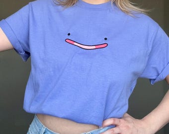 Camiseta minimalista bordada con sonrisa / Camiseta con personaje sutil y adorable / Regalo estético para gamers