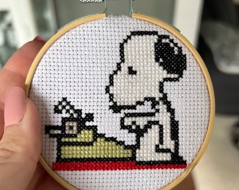 Arte de pared en punto de cruz con máquina de escribir de perro hecho a mano - TERMINADO